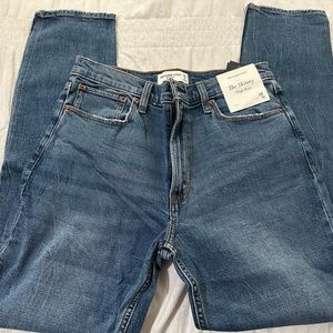 BNWT Abercrombie & Fitch skinny jeans. Size 28 or 6 Long. Ripped knee